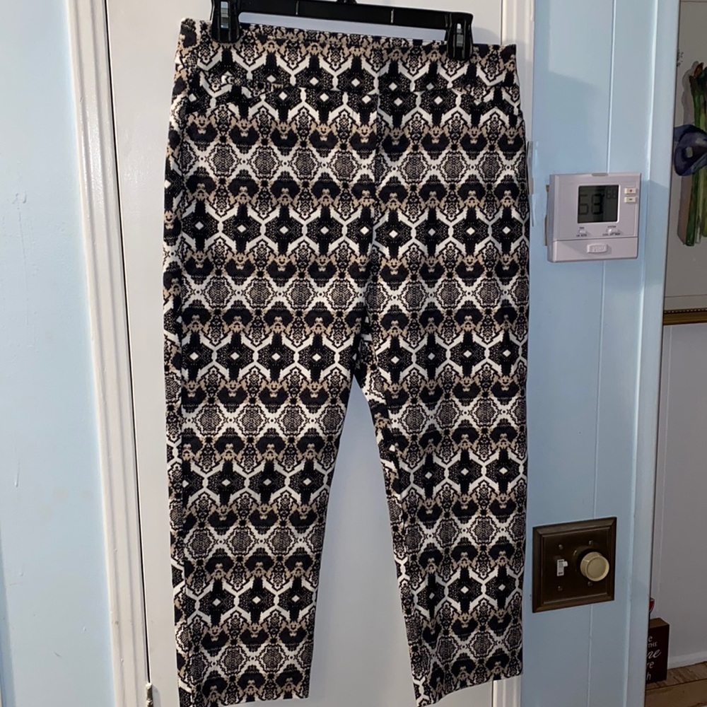 NWT attyre capris, size 8 white, brown, and black